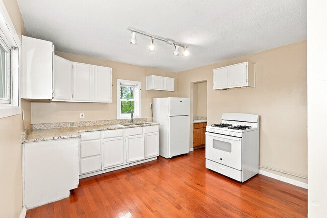 1097 Suburban Ave E