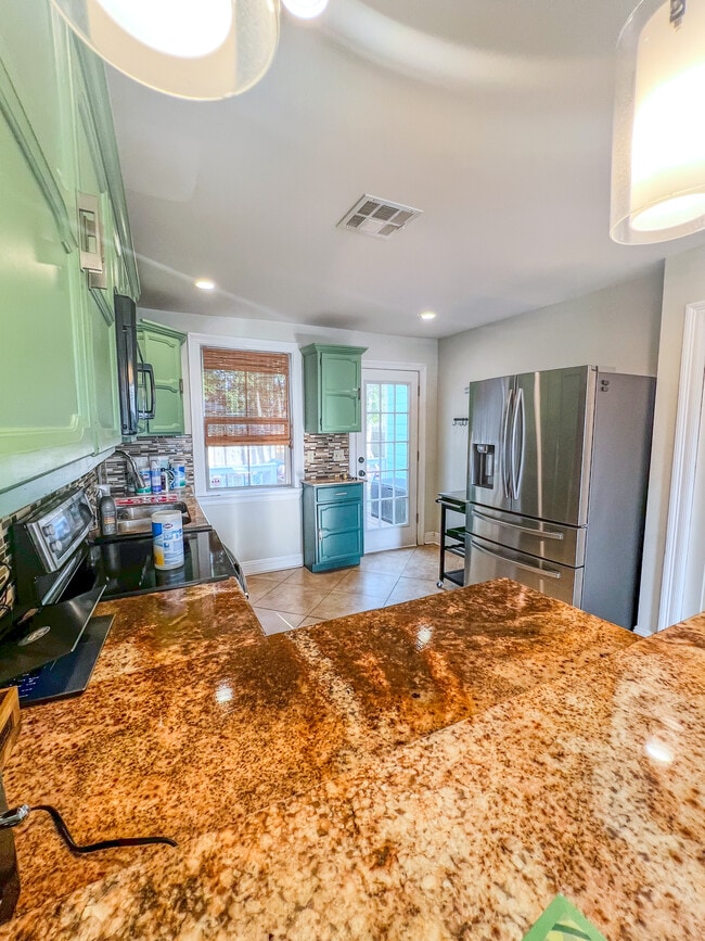 Cocina con encimeras de granito y electrodomésticos modernos. Placa de inducción (¡mejor que la de gas!). - 5717 Pasteur Blvd