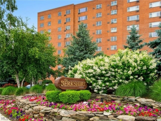 Building Photo - 11820 Edgewater Dr Unit 322