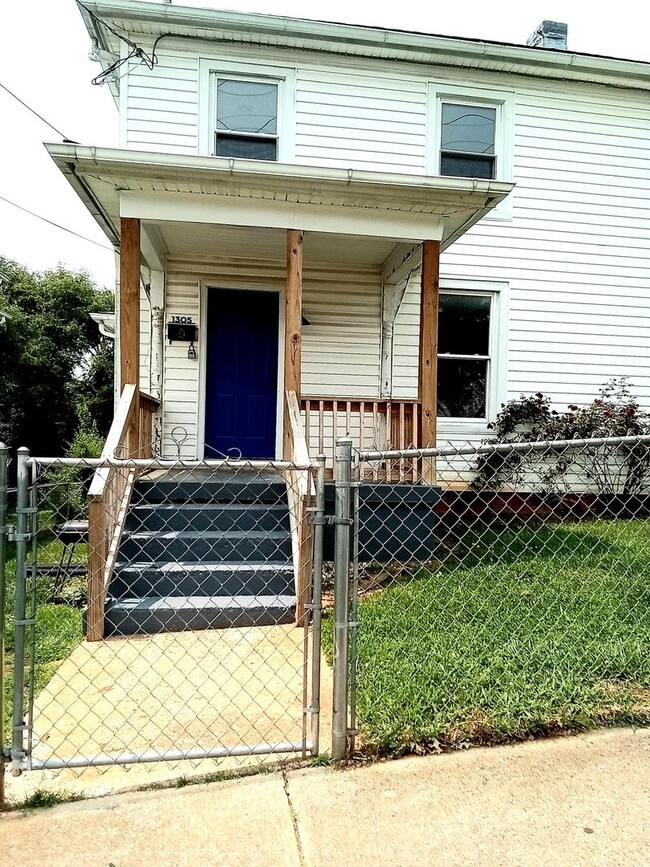 Building Photo - Renovated 2BR, 1 BA Duplex Apartment