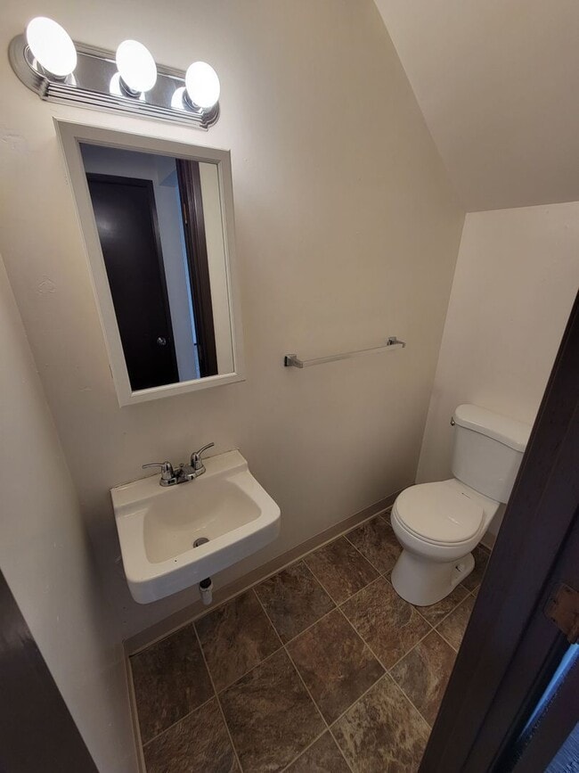 Photo - 730 Queen Ave SE