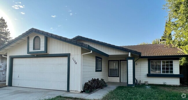 Building Photo - Merced: $2200 4 bed 2 bath single story ho... Rental