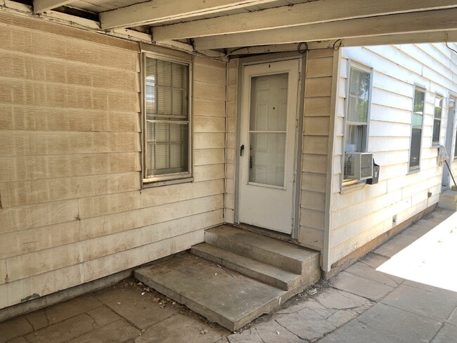 Photo - Cute One Bedroom Close to Campus with Lawn...