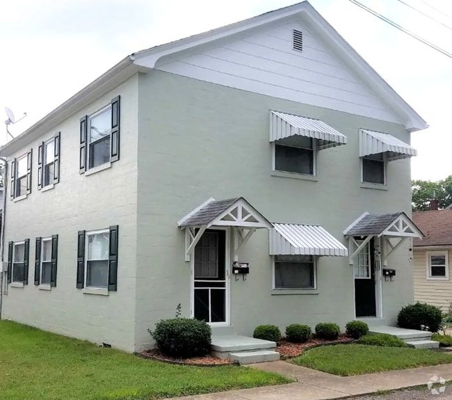 Building Photo - Two Bedroom and One Bath Home Within Walki...