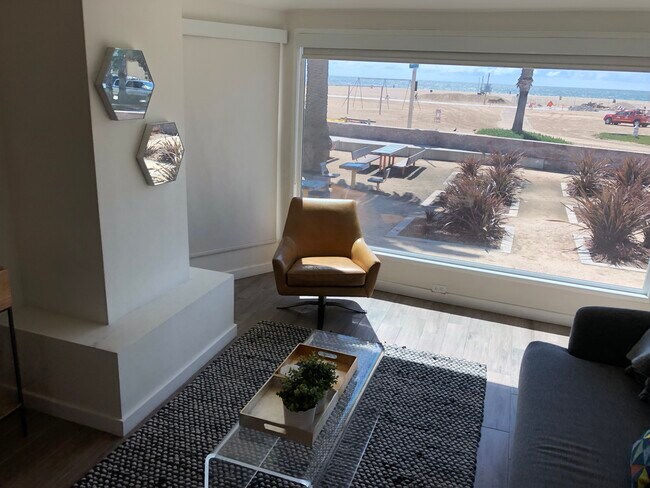 Living Room - 1647 Ocean Front Walk