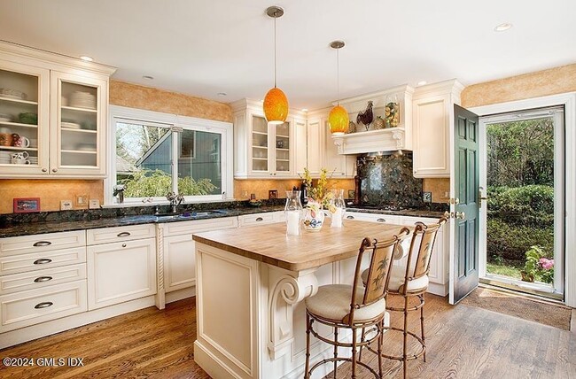 208 W Lyon Farm Dr Unit 208