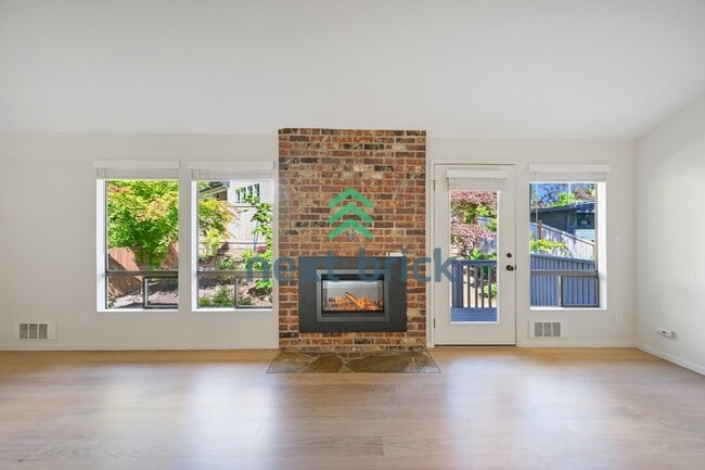 Photo - "Chic 2-Bed Townhouse Retreat in Bellevue – Spacious 1250 Sq Ft Living with Modern Comforts!"