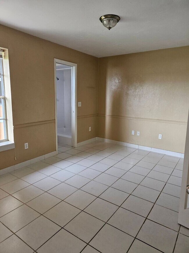 2 bdroom 2 bath Duplex with Fenced in Yard... House House Rental in