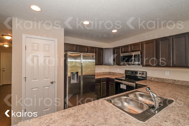 Photo - 1336 Lake Shore Blvd