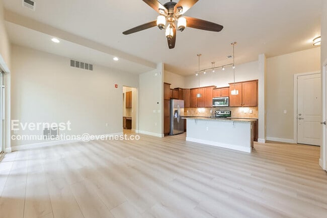 Photo - 305 Inverness Way S