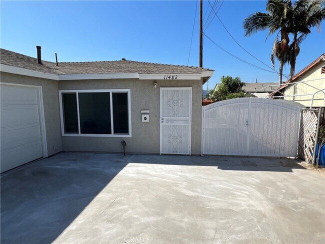 Photo - 11482 Burke St