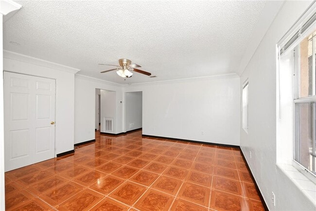 Photo - 808 S Ivey Ln