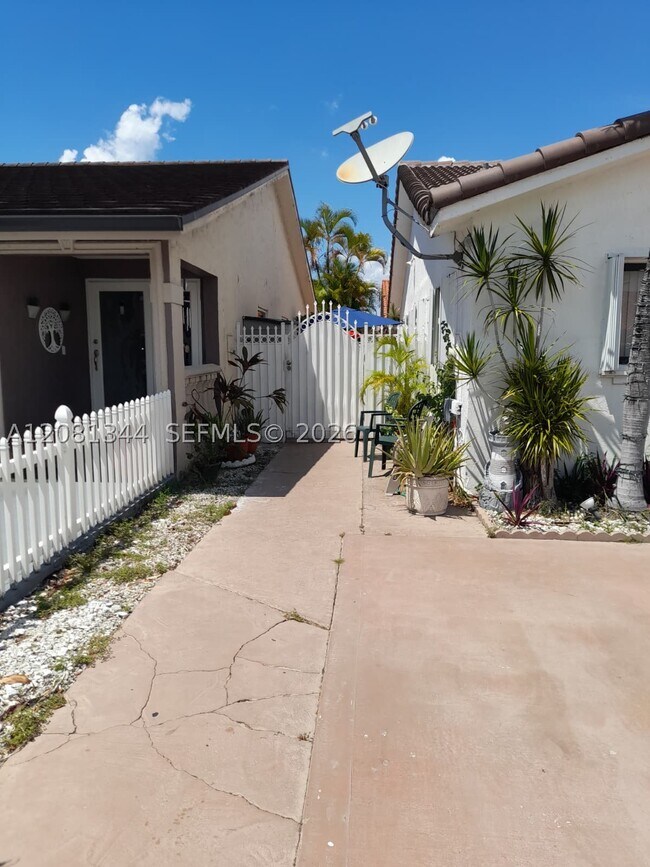 Building Photo - 10329 NW 128th Terrace Unit 1