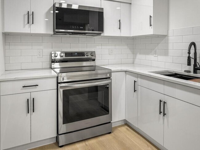 Photo - 1.0 bedroom in Edmonton Alberta T6W 1A4 Unit Lower