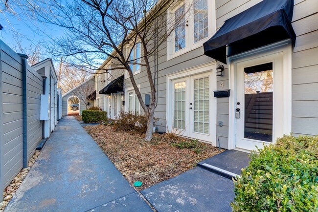 Photo - 2 Bed 2.5 Bath Right off Cherry Street!!