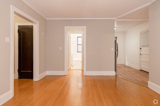 2HAB, 1BA - 805SF - 2129 Ridge Avenue