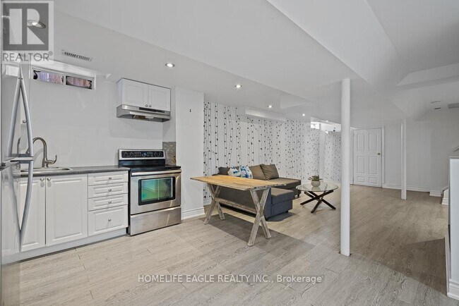 Photo - 98 Lowther Ave