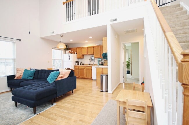 Building Photo - Pet-Friendly End-Unit Ridgecrest Townhome
