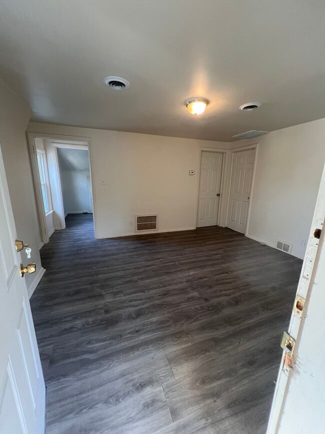 Unidad 2: Sala de estar - 7543 Paige Ave Unidad 1