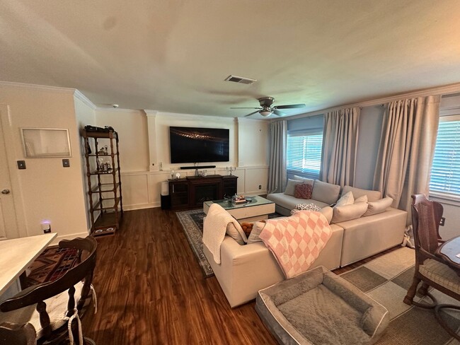 Photo - 3 BED | 2 BATH | GATED BACKYARD | TWO CAR DRIVEWAY | DAFFIN PARK