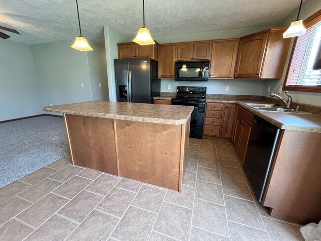 Photo - Ground Floor 2 Bed Condo with Attached Garage!