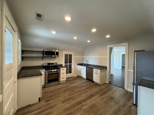 Building Photo - 5017 N Western Ave Unit 5017-3 Rental