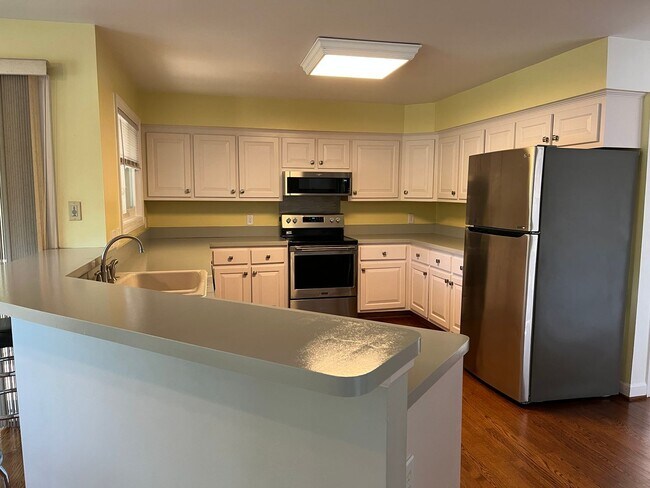 Photo - Beautiful 4 bedroom, 2.5 bathroom house on...