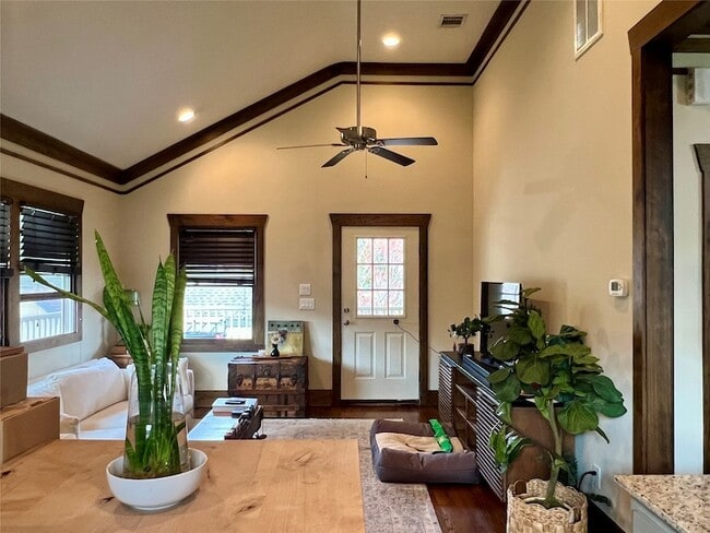 Photo - 1021 Louise St