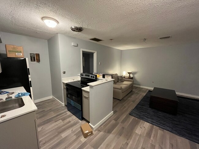 Amplia sala de estar y cocina combinadas - 5111 NE 18th Ave Unidad 1