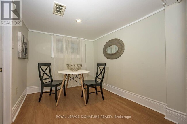 Photo - 696 Queens Ave