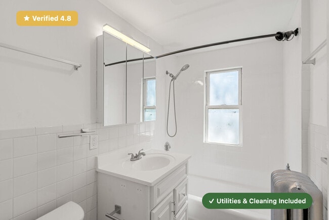 Photo - RoostUp Furnished Private Bedroom in Jamai...