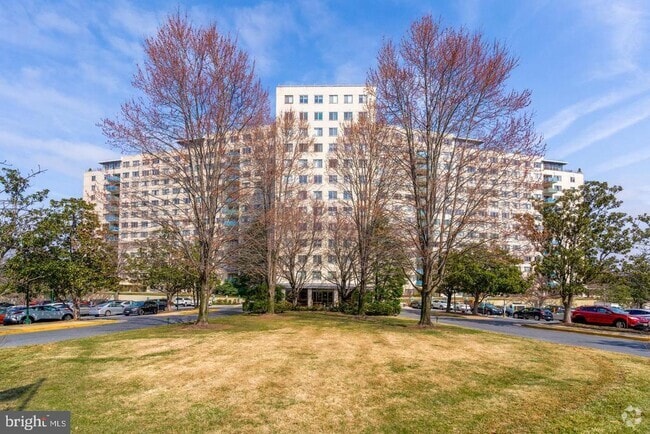 Building Photo - 10201 Grosvenor Pl Rental