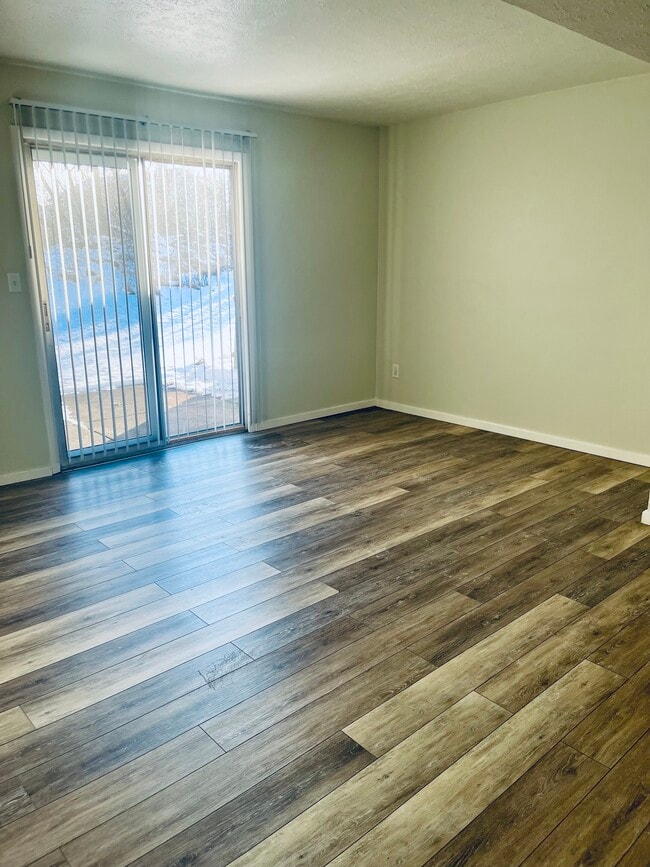 2 Bed 1.5 Bath Livingroom - Brookpoint Apartments