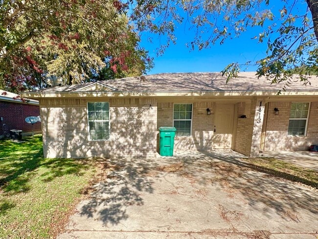 Building Photo - AVAILABLE NOW!