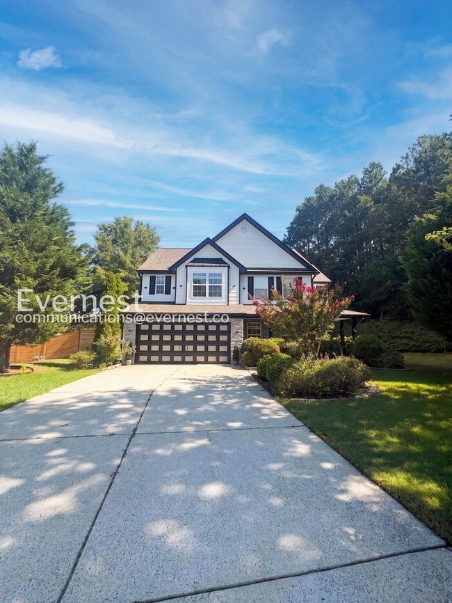 Building Photo - 4 Bed/2.5 Bath Home with Fenced Yard & Garage / Vouchers Accepted / Available Now!