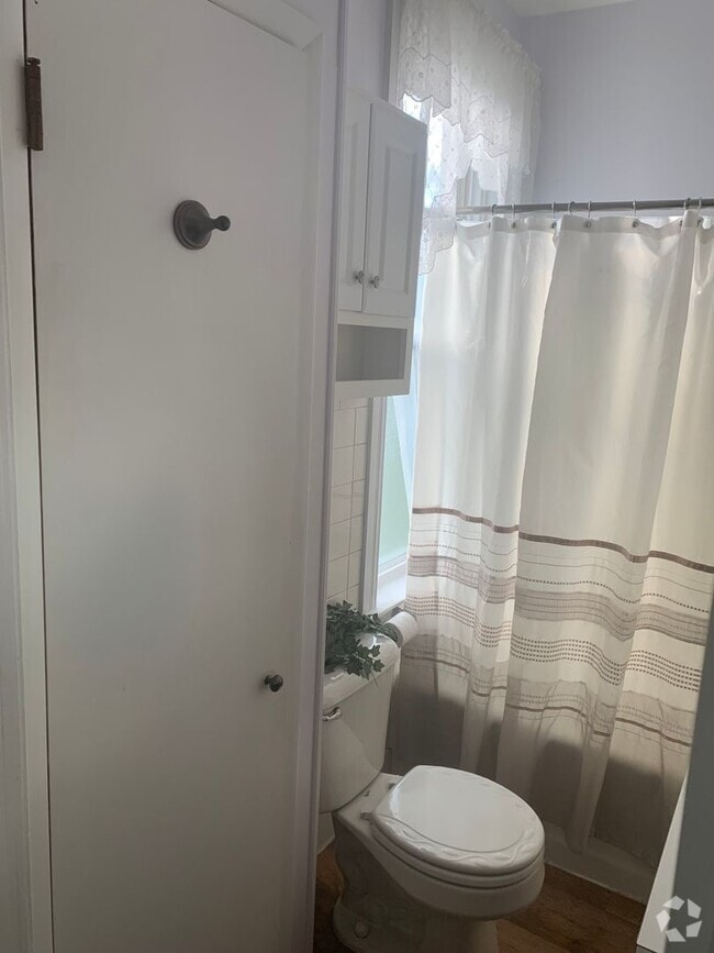 Building Photo - 1st floor 2 bedroom apartment with yard an...