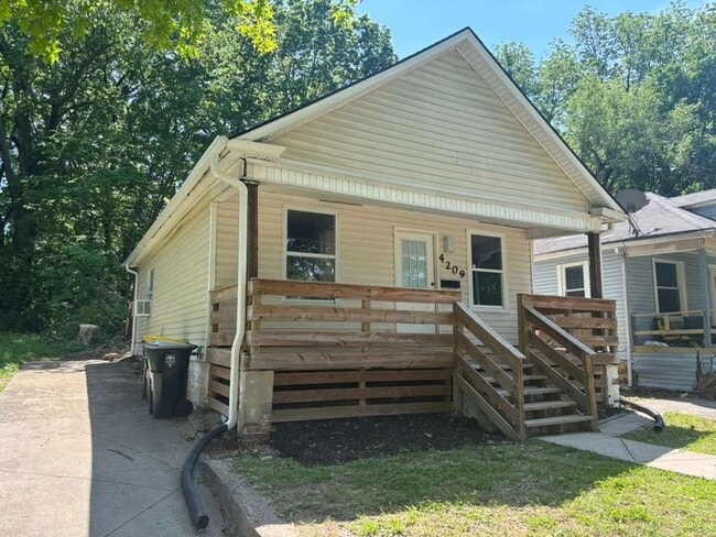 Building Photo - Cozy 2BR Near Plaza with Covered Porch & Open Backyard