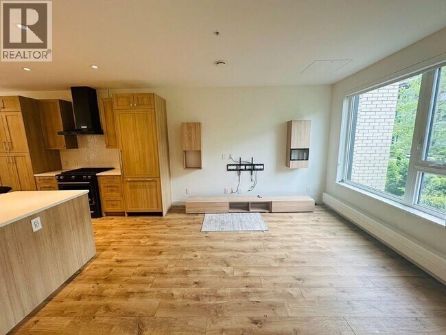 Photo - 525 E 2nd St