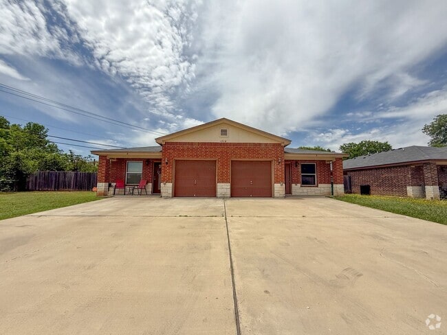 Building Photo - 1718 Indian Trail Unit B Rental