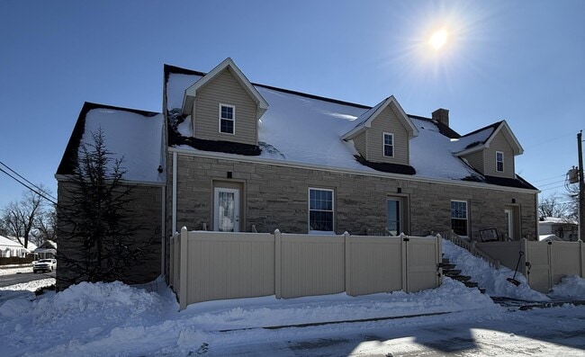 Building Photo - 823 Hart St Unit B