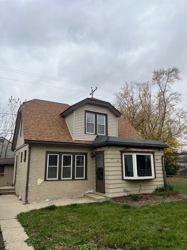 Building Photo - 3 Bedroom Single Family