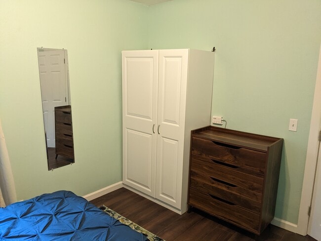 Building Photo - 4116 S Thompson Ave Unit Furnished AND Utilities