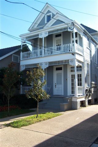 Apt in rear, adjacent to Gilmore Park - 5940 Laurel St Unit 4