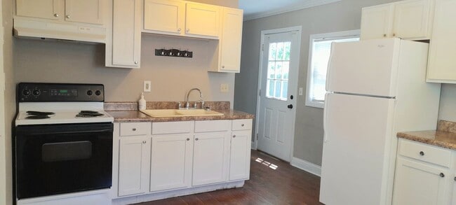 Building Photo - 4906 Golfview Dr