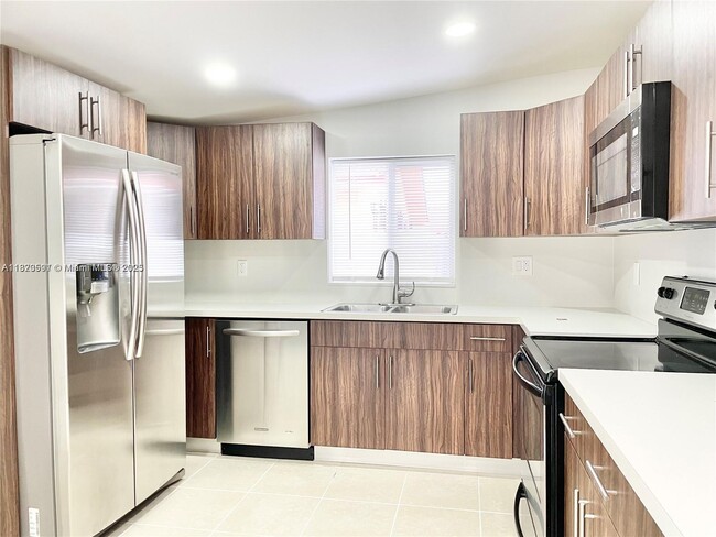 Building Photo - 430 NW 51st Ave Unit Front Rental