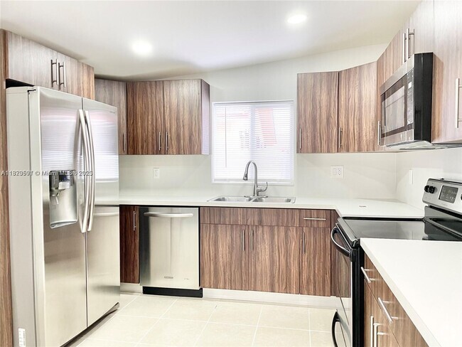 Building Photo - 430 NW 51st Ave Unit Front Rental