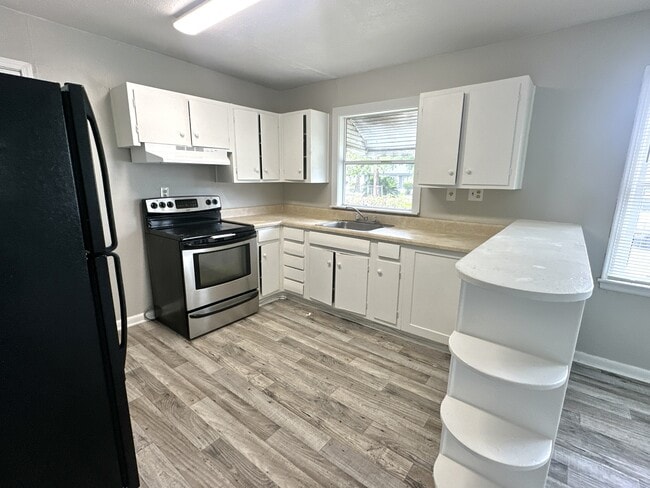 Photo - 825 Bethune St