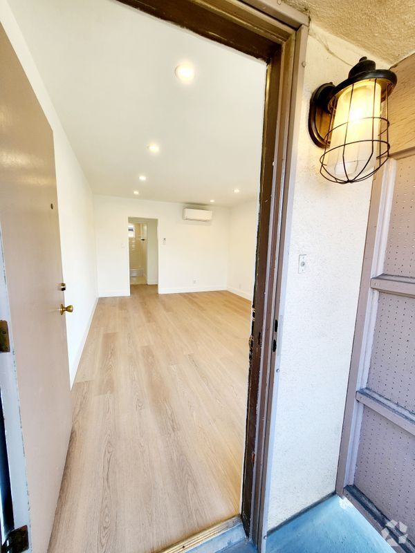 Building Photo - 3810 Bronson Ave Rental