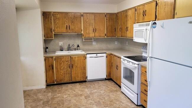 Photo - 1089 300 W