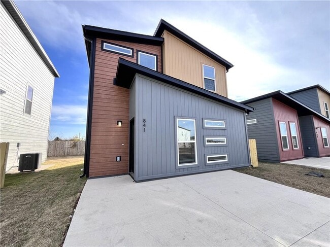 Photo - 841 Reading RR Ln